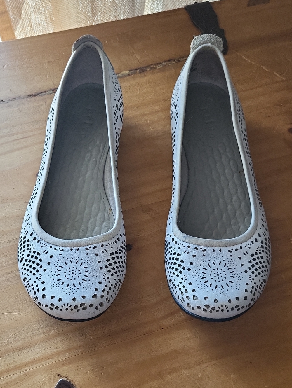 Clarks  White Leather  Laser-Cut Ballet Flats Slip on Shoes Women size 7